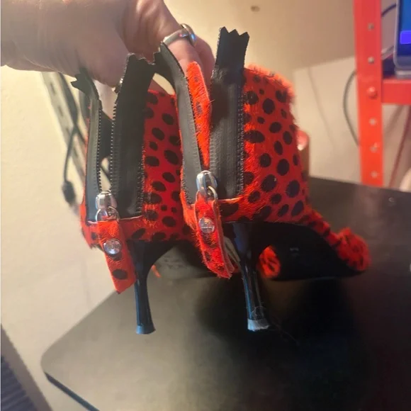 AGL Red Orange and Black Polka Dot Pony Hair Kitten Heels Size 39 - Picture 3 of 8